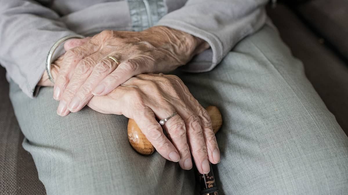 Idosa fica sem respirar ao engasgar com biscoito durante café da manhã no interior de Minas