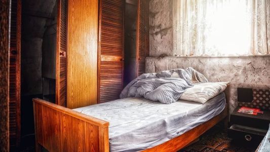 Imagem ilustrativa - Guarda-roupas e uma cama