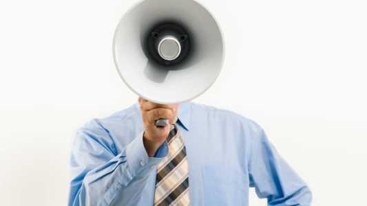 Imagem ilustrativa - Homem com megafone