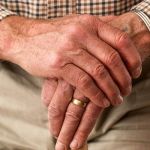 Idoso chamado de 'velho gagá' durante compra de carro será indenizado por injúria