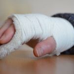 Passageira cai no ônibus, quebra os dedos da mão e será indenizada