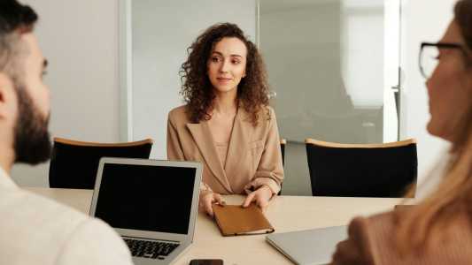 Linguagem Corporal no Trabalho: 5 sinais que sabotam sua imagem