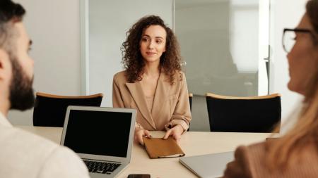 Linguagem Corporal no Trabalho: 5 sinais que sabotam sua imagem