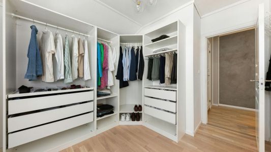 O guia do guarda-roupa cápsula: 10 peças que multiplicam seu estilo