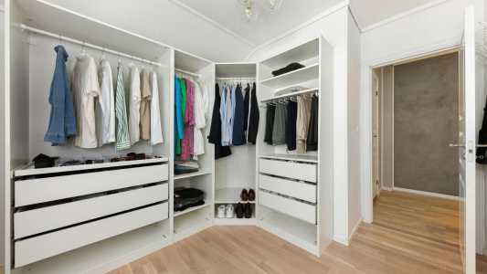 O guia do guarda-roupa cápsula: 10 peças que multiplicam seu estilo