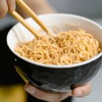 Miojo com Chips viraliza e divide opiniões; saiba riscos