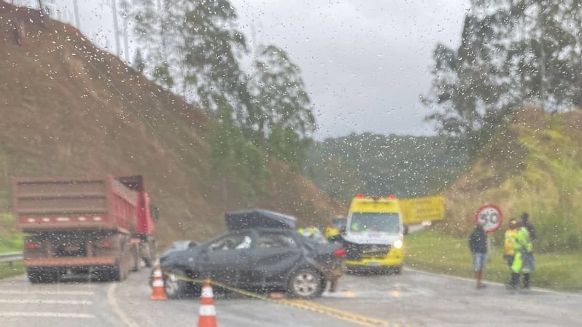 Batida entre carro e carreta na BR-040 trava o trânsito em Santos Dumont