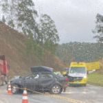 Batida entre carro e carreta na BR-040 trava o trânsito em Santos Dumont