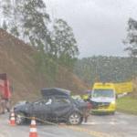 Batida entre carro e carreta na BR-040 trava o trânsito em Santos Dumont