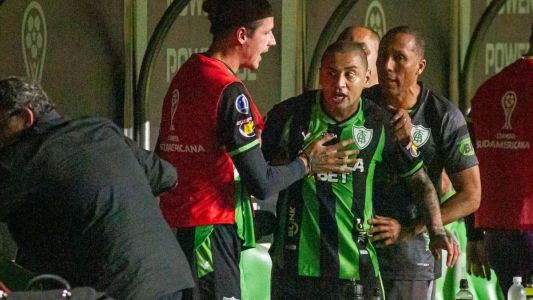 Imagem mostra discussão no banco de reservas do América