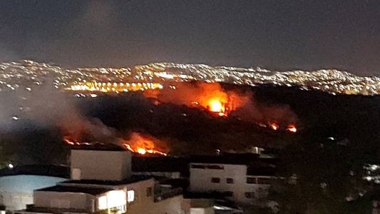 Imagem mostra fogo consumindo parte da Mata da UFMG