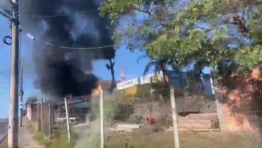 Imagem mostra fumaça em incêndio no Anel Rodoviário