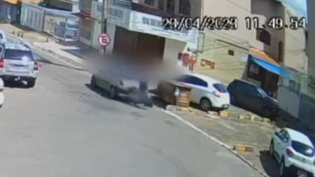 Imagem mostra homem levando saco com recém-nascido até lixeira em Taguatinga (DF)