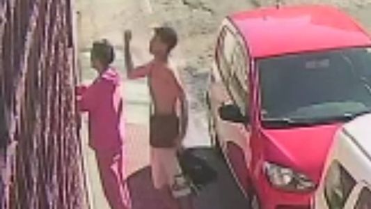 Imagem mostra jovem agredindo idosa