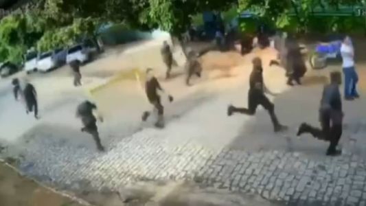 Imagem mostra militares perseguindo suspeito de furtar bicicleta