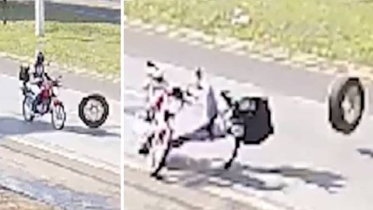 Imagem mostra momento em que motociclista é derrubado por roda