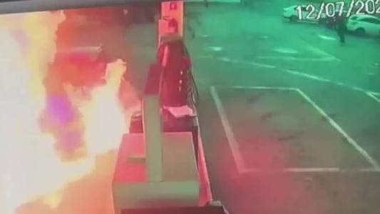 Imagem mostra  momento de explosão de carro em posto de gasolina da Grande Natal