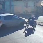 Vídeo: motociclista fica gravemente ferida após atingir carro que fazia retorno proibido