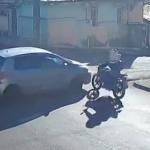 Vídeo: motociclista fica gravemente ferida após atingir carro que fazia retorno proibido