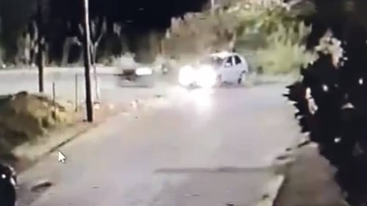 Vídeo: motociclista ‘voa’ após bater em carro em rua no interior de Minas