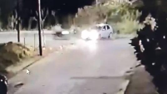 Imagem mostra momento do acidente entre moto e carro em Bom Despacho