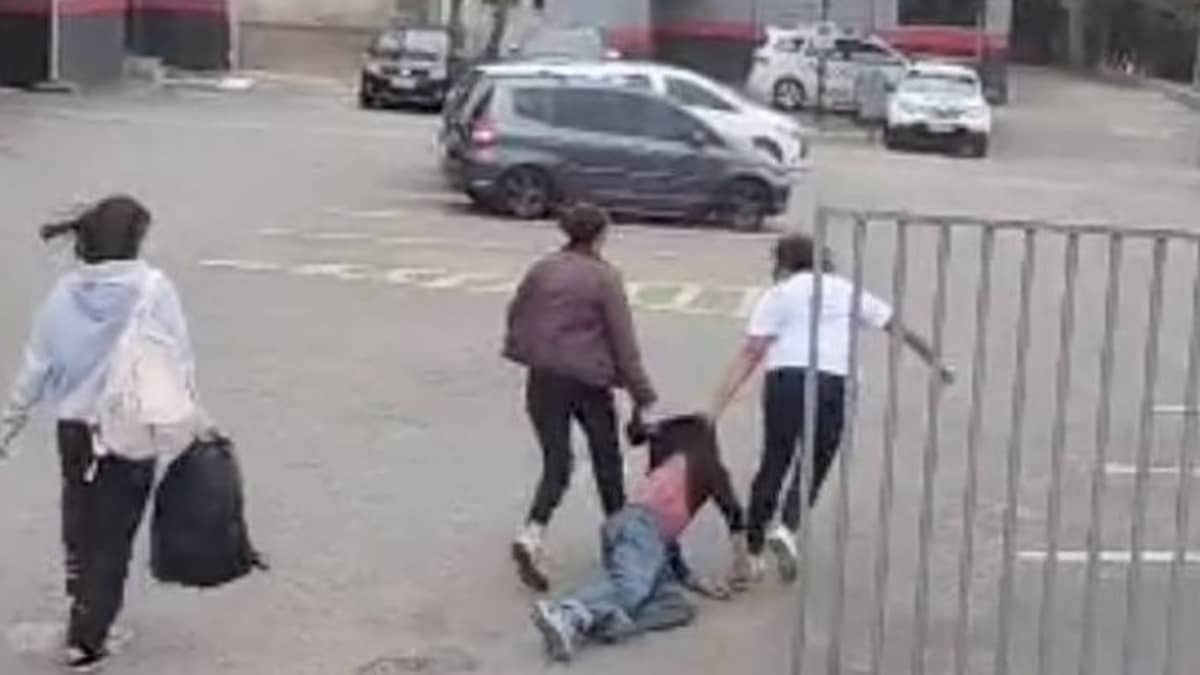 Suspeito de assédio em ônibus é agredido por mulheres e arrastado até batalhão da polícia em São Paulo