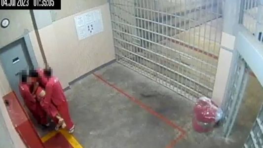 Imagem mostra o detento sendo socorrido por colegas