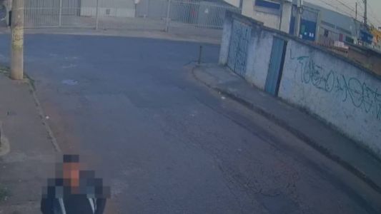 Imagem mostra o homem saindo do campo de futebol às 7h7