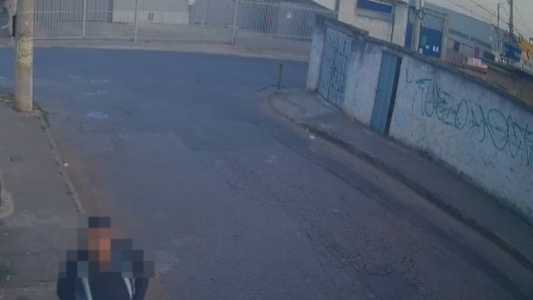 Imagem mostra o homem saindo do campo de futebol às 7h7