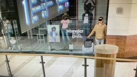 Imagem mostra o homem parado na vitrine