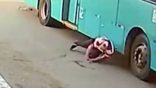 Imagem mostra o momento em que a vítima cai embaixo de ônibus no DF