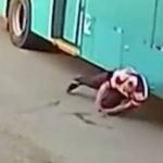 Vídeo: homem morre atropelado após cair embaixo de ônibus ao tentar embarcar