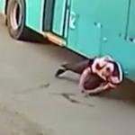 Vídeo: homem morre atropelado após cair embaixo de ônibus ao tentar embarcar