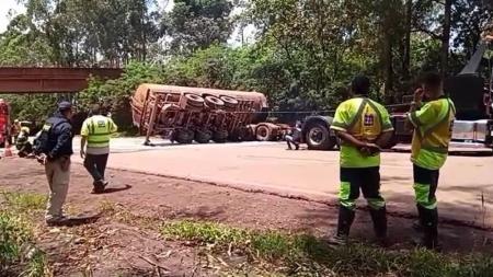Imagem mostra o momento que a carreta é destombada
