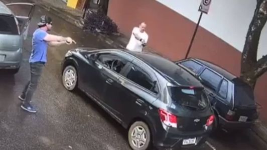 Imagem mostra o momento em que os policiais prenderam o foragido