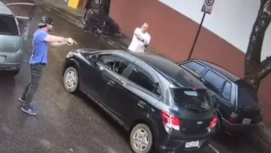 Imagem mostra o momento em que os policiais prenderam o foragido