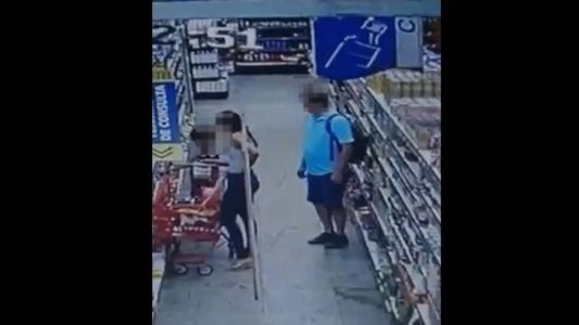 Imagem mostra suposto assediador e vítima