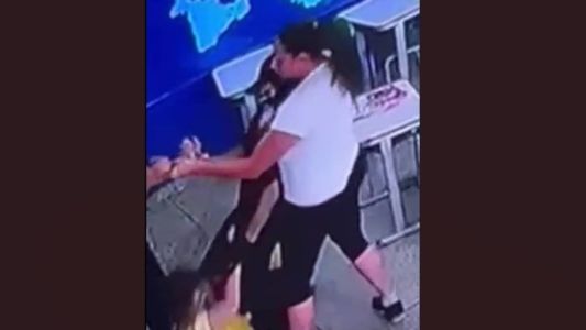 Imagem mostra o momento que o adolescente é imobilizado