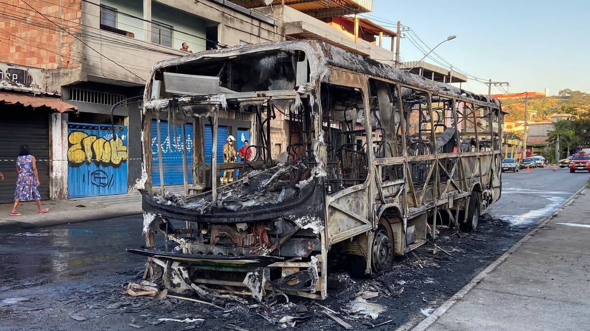 Segundo ônibus é incendiado em menos de três horas na mesma avenida em Contagem