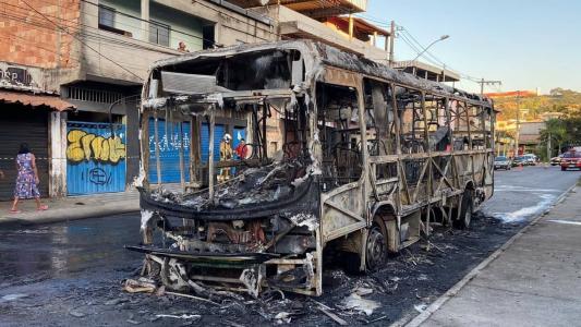 Imagem mostra o segundo ônibus incendiado neste sábado (27)
