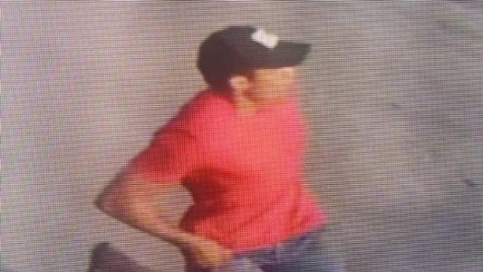 Imagem mostra o suspeito do crime