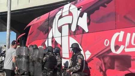 Imagem mostra ônibus colorado atingido por pedra na parte superior do veículo