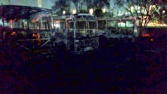 Imagem mostra ônibus destruídos após incêndio