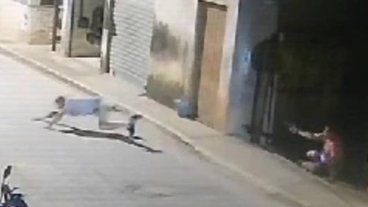 Imagem mostra policial apotando arma para vítima