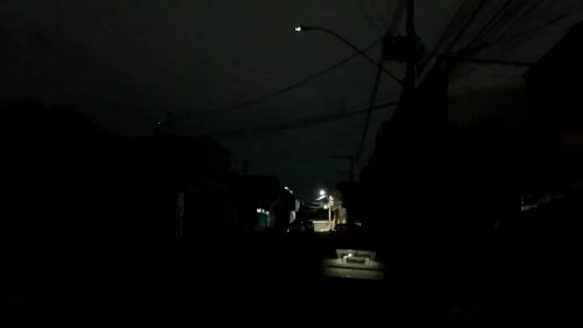 Imagem mostra rua às escuras no bairro Novo Riacho