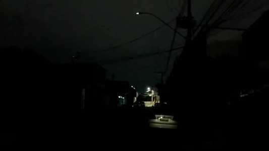 Imagem mostra rua às escuras no bairro Novo Riacho