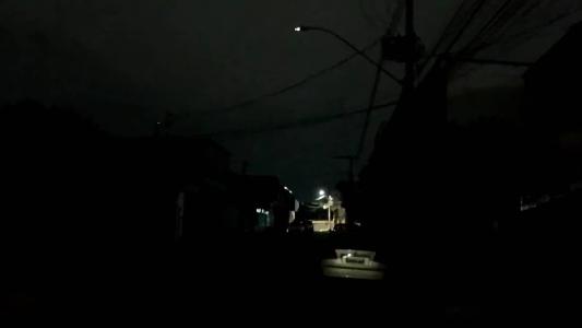 Imagem mostra rua às escuras no bairro Novo Riacho