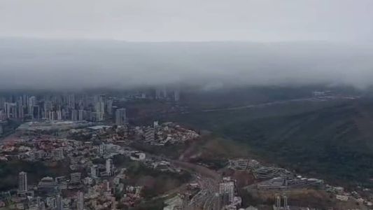 Imagem mostra Serra do Curral encoberta nesta sexta-feira (29)