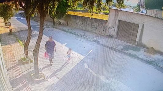 Imagem mostra suspeito passando com irmã pela rua de casa em Santa Luzia (MG)