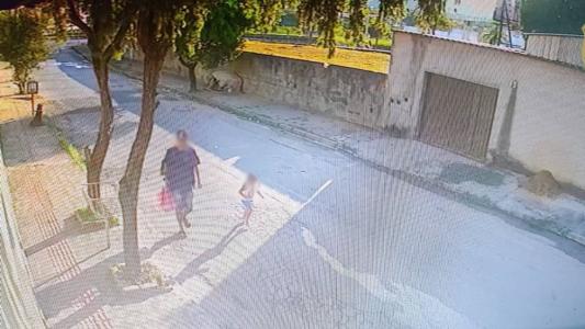 Imagem mostra suspeito passando com irmã pela rua de casa em Santa Luzia (MG)